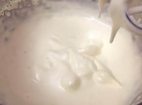 4，打至提起打蛋器，滴落的蛋液不会马上消失，面糊光亮柔滑就表示打发好了。