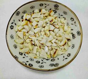 花生烤熟，去皮敲碎