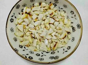 花生烤熟，去皮敲碎