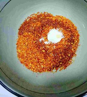 将辣椒粉，盐，香油拌匀