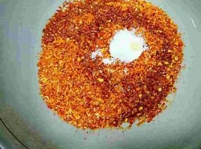 将辣椒粉，盐，香油拌匀