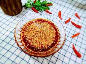 做好的成品凉透后装入瓶中，这可是夏日万能的凉菜调味料，一起来做吧！