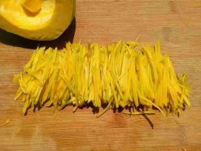 将嫩南瓜去皮去瓤后，洗干净切细丝（或者擦成丝）