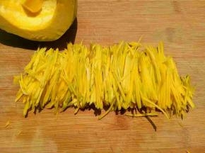 将嫩南瓜去皮去瓤后，洗干净切细丝（或者擦成丝）