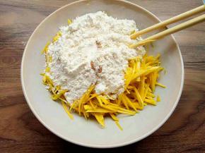 加入适量面粉、盐、五香粉