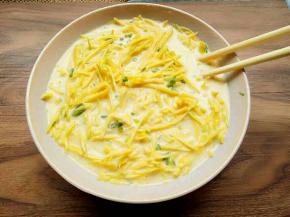 加入适量水、葱花，调成糊状