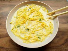 加入适量水、葱花，调成糊状