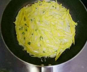 锅中加入适量油，烧热转小火，放入适量南瓜糊，立刻向周围摊开（避免太厚）摊均匀