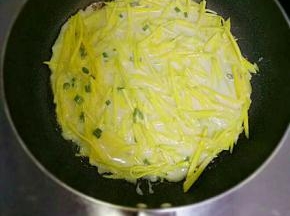 锅中加入适量油，烧热转小火，放入适量南瓜糊，立刻向周围摊开（避免太厚）摊均匀