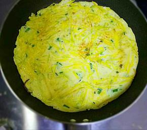 饼边稍微有变色就可以翻面了（不要做太大，不然不容易翻面，容易碎，看自己技术哈），煎至两面金黄即可