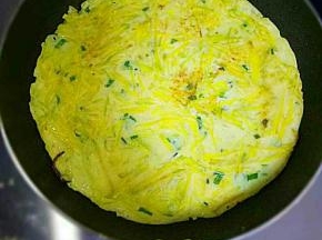 饼边稍微有变色就可以翻面了（不要做太大，不然不容易翻面，容易碎，看自己技术哈），煎至两面金黄即可