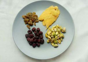 将所有食材准备好，也可以根据自己的喜欢随意调换或者加量