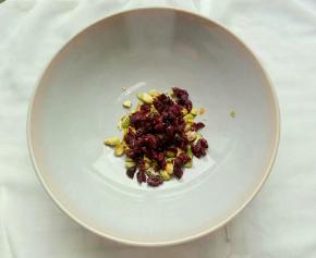 将切碎蔓越莓和芒果干放入一个大碗中