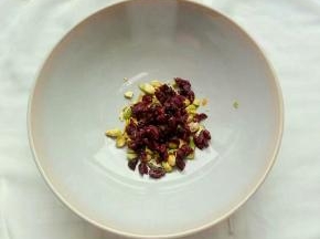 将切碎蔓越莓和芒果干放入一个大碗中