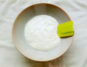 将切碎蔓越莓和芒果干放入一个大碗中