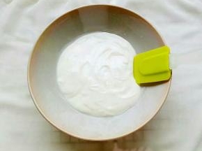 将切碎蔓越莓和芒果干放入一个大碗中