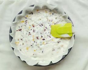 拌匀后倒入干净的烤盘中，稍微用刮刀刮平