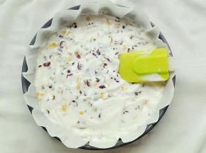 拌匀后倒入干净的烤盘中，稍微用刮刀刮平