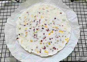 震动一下，将表面震平，放入冰箱冷冻2～4个小时左右，直到完全变硬