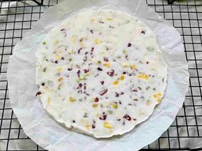 震动一下，将表面震平，放入冰箱冷冻2～4个小时左右，直到完全变硬