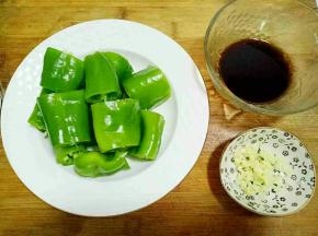 青椒洗干净切段，蒜切末，料汁调好