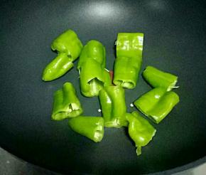 锅烧热，不放油，放入青椒直接烙