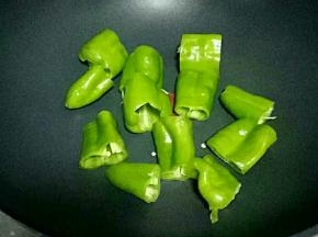 锅烧热，不放油，放入青椒直接烙