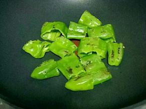 用铲子逐个压一会，会听到水汽出来的声音，烙至变软，两面有焦斑