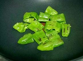 用铲子逐个压一会，会听到水汽出来的声音，烙至变软，两面有焦斑