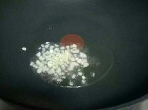 把青椒盛出，锅中倒入植物油烧热，放入蒜末煸炒