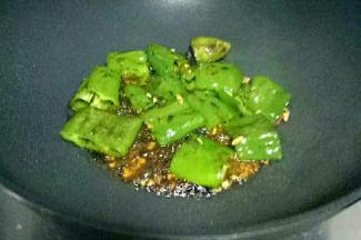 在放入青椒，在放入生抽、醋、糖，烧入味即可出锅