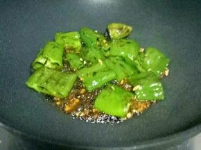 在放入青椒，在放入生抽、醋、糖，烧入味即可出锅