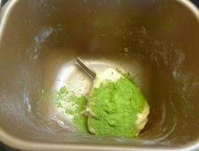 取占比5的面团加入抹茶粉，揉至光滑即作为西瓜表面层。