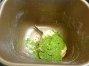 取占比5的面团加入抹茶粉，揉至光滑即作为西瓜表面层。