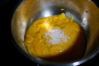 加入10克白砂糖搅拌均匀（选择耐热的盆内）