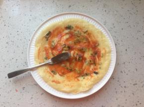 饼两面煎好后放入盘中，抹上自己喜欢的酱料