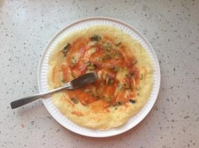 饼两面煎好后放入盘中，抹上自己喜欢的酱料