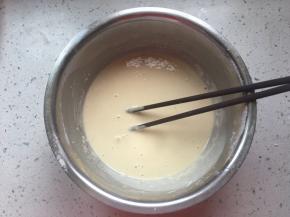 分次加入320克左右清水，搅拌均匀