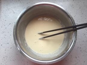 分次加入320克左右清水，搅拌均匀