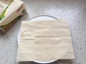 盘子中铺上可以吸油的纸巾