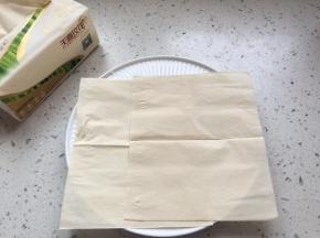 盘子中铺上可以吸油的纸巾