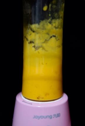 用料理杯打碎备用