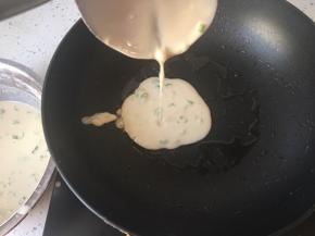 锅内加入少许油，烧热后放入面糊