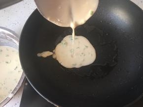 锅内加入少许油，烧热后放入面糊