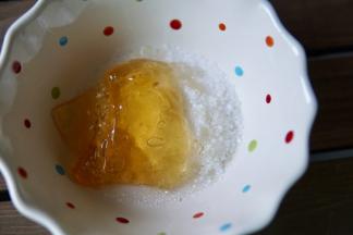 剩下的25克吉利丁片加入剩下的50克白糖，加入椰浆，