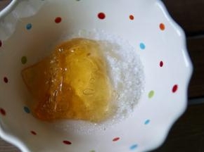 剩下的25克吉利丁片加入剩下的50克白糖，加入椰浆，