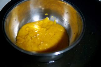 隔水加热融化备用
（隔水加热：大锅放清水烧热，把芒果糊盆放入水中加热融化）