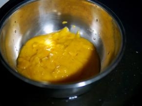 隔水加热融化备用
（隔水加热：大锅放清水烧热，把芒果糊盆放入水中加热融化）