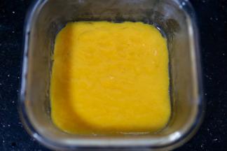 干净的碗内，刷油，一层椰浆冷藏至凝固（大概十分钟）一层芒果，反复至糊全部倒完，反反复复大概10次即可