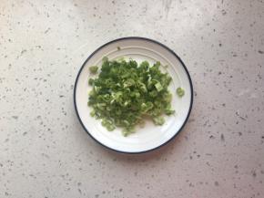 葱洗净切成葱花